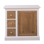 Landelijke ladekast met drie kleine lades onder elkaar en één deurtje voor opbergruimte. Gemaakt van massief eiken hout in de kleur wit met warm eiken. Het meubel kan op verschillende manieren geverfd worden in verschillende kleuren en kan op maat gemaakt worden. Villa Laura