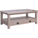 Landelijke, klassieke, extravagante salontafel met 2 lades in een onderblad en een glazen blad. Op de lades zit een komgreep. Gemaakt van massief eiken hout in de kleur taupe, zand, beige. De salontafel kan op verschillende manieren geverfd worden in verschillende kleuren en kan op maat gemaakt worden. Villa Laura