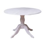 Landelijke uitschuifbare ronde eettafel met een klassiek onderstel. Eettafel gemaakt van eikenhout. Onderstel in de kleur bruin en het tafelblad in de kleur white wash en beige, zand poot onderstel. Villa Laura