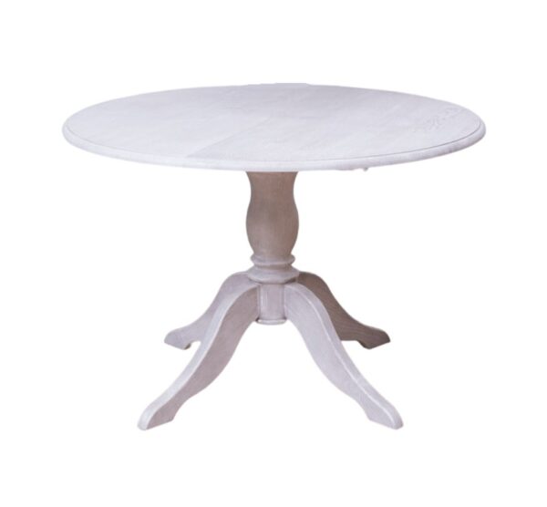 Landelijke uitschuifbare ronde eettafel met een klassiek onderstel. Eettafel gemaakt van eikenhout. Onderstel in de kleur bruin en het tafelblad in de kleur white wash en beige, zand poot onderstel. Villa Laura