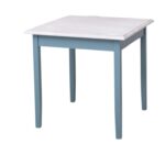 Landelijke vierkante eettafel 80x80 cm met vier poten. Gemaakt van massief eiken hout in de kleur blauw paars met een naturel white wash blad. Het meubel kan op verschillende manieren geverfd worden in verschillende kleuren en kan op maat gemaakt worden. Villa Laura