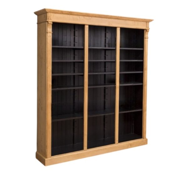 Landelijke schappenkast/boekenkast met zes grote open vakken. Gemaakt van massief eiken hout in de kleur zwart en naturel licht eiken. Het meubel kan op verschillende manieren geverfd worden in verschillende kleuren en kan op maat gemaakt worden. Villa Laura