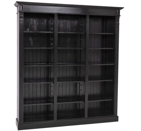 Landelijke schappenkast/boekenkast met zes grote open vakken. Gemaakt van massief eiken hout in de kleur zwart. Het meubel kan op verschillende manieren geverfd worden in verschillende kleuren en kan op maat gemaakt worden. Villa Laura