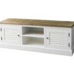 Landelijk shutter/louvre tv meubel met twee deuren en twee open vakken. Gemaakt van massief eiken hout in de kleur wit en warm bruin eiken. Het meubel kan op verschillende manieren geverfd worden in verschillende kleuren en kan op maat gemaakt worden. Villa Laura