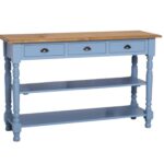 Gemaakt van massief hout in de kleur licht blauw. De kast kan op verschillende manieren geverfd worden in verschillende kleuren en kan op maat gemaakt worden. Villa Laura