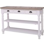 Gemaakt van massief hout in de kleur wit. De kast kan op verschillende manieren geverfd worden in verschillende kleuren en kan op maat gemaakt worden. Villa Laura