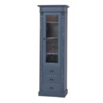 klassiek landelijke vitrinekast met ornamenten. het heeft drie lades onder elkaar en een lange deur met glas met planken erachter. Gemaakt van massief eiken hout in de kleur blauw met een vintagelook. Het meubel kan op verschillende manieren geverfd worden in verschillende kleuren en kan op maat gemaakt worden. Villa Laura