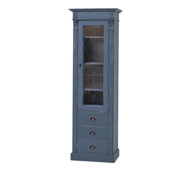 klassiek landelijke vitrinekast met ornamenten. het heeft drie lades onder elkaar en een lange deur met glas met planken erachter. Gemaakt van massief eiken hout in de kleur blauw met een vintagelook. Het meubel kan op verschillende manieren geverfd worden in verschillende kleuren en kan op maat gemaakt worden. Villa Laura