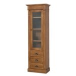 klassiek landelijke vitrinekast met ornamenten. het heeft drie lades onder elkaar en een lange deur met glas met planken erachter. Gemaakt van massief eiken hout in de kleur warm bruin, naturel. Het meubel kan op verschillende manieren geverfd worden in verschillende kleuren en kan op maat gemaakt worden. Villa Laura