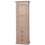 Landelijke opbergkast/wandkast/kledingkast met een deur en drie lades. Gemaakt van massief eiken hout in de kleur zand beige. Het meubel kan op verschillende manieren geverfd worden in verschillende kleuren en kan op maat gemaakt worden. Villa Laura