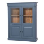 Landelijke buffetkast met deuren voor opbergruimte. Gemaakt van massief eiken hout in de kleur donker blauw en warn bruin binnenkant. Het meubel kan op verschillende manieren geverfd worden in verschillende kleuren en kan op maat gemaakt worden. Villa Laura