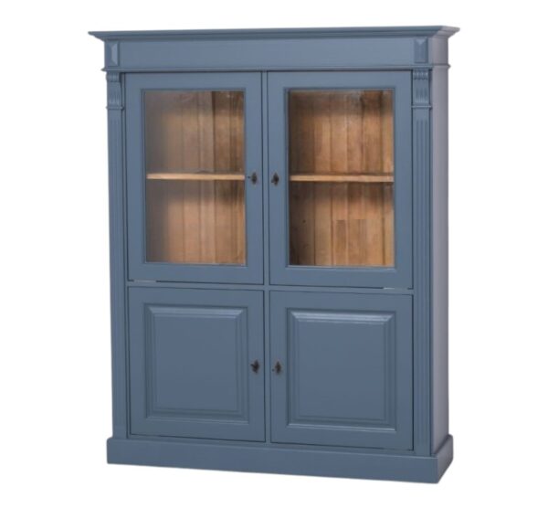 Landelijke buffetkast met deuren voor opbergruimte. Gemaakt van massief eiken hout in de kleur donker blauw en warn bruin binnenkant. Het meubel kan op verschillende manieren geverfd worden in verschillende kleuren en kan op maat gemaakt worden. Villa Laura