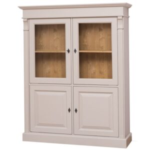 Landelijke buffetkast met deuren voor opbergruimte. Gemaakt van massief eiken hout in de kleur zand beige en warm bruin binnenkant. Het meubel kan op verschillende manieren geverfd worden in verschillende kleuren en kan op maat gemaakt worden. Villa Laura