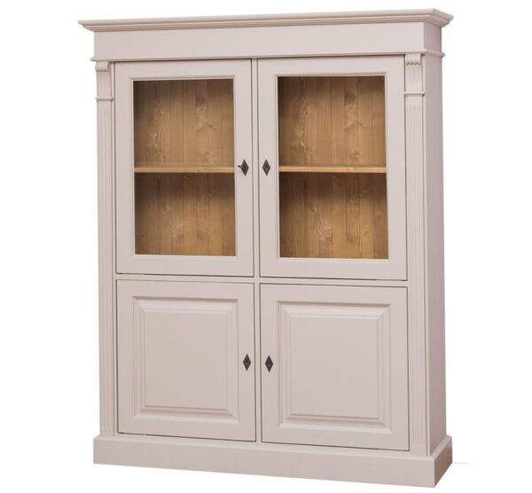 Landelijke buffetkast met deuren voor opbergruimte. Gemaakt van massief eiken hout in de kleur zand beige en warm bruin binnenkant. Het meubel kan op verschillende manieren geverfd worden in verschillende kleuren en kan op maat gemaakt worden. Villa Laura