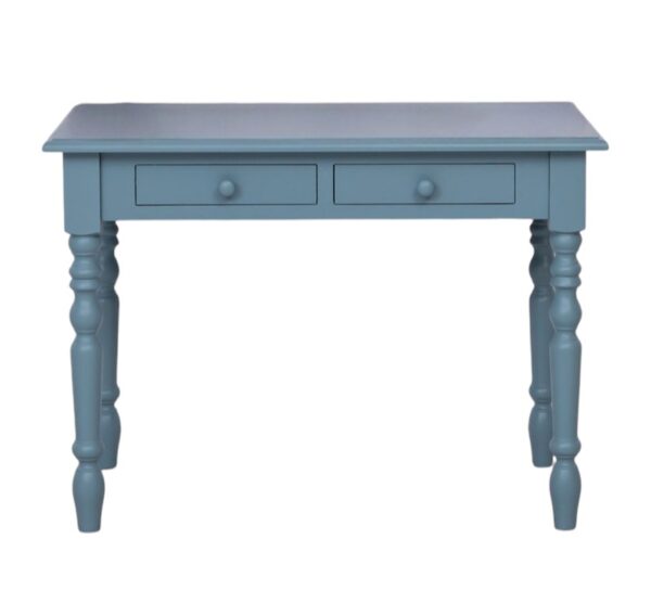 Landelijk bureau met twee lades. Gemaakt van massief eiken hout in de kleur blauw. Het meubel kan op verschillende manieren geverfd worden in verschillende kleuren en kan op maat gemaakt worden. Villa Laura