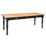 Landelijke rechthoekige eettafel met drie lades voor opbergruimte. Gemaakt van massief eiken hout in de kleur zwarte poten onderstel met een naturel licht eiken blad. Het meubel kan op verschillende manieren geverfd worden in verschillende kleuren en kan op maat gemaakt worden. Villa Laura
