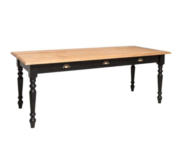 Landelijke rechthoekige eettafel met drie lades voor opbergruimte. Gemaakt van massief eiken hout in de kleur zwarte poten onderstel met een naturel licht eiken blad. Het meubel kan op verschillende manieren geverfd worden in verschillende kleuren en kan op maat gemaakt worden. Villa Laura