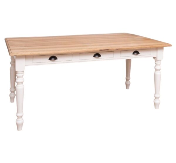 Landelijke rechthoekige eettafel met drie lades voor opbergruimte. Gemaakt van massief eiken hout in de kleur wit met een naturel blad. Het meubel kan op verschillende manieren geverfd worden in verschillende kleuren en kan op maat gemaakt worden. Villa Laura