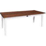 Moderne rechthoekige tafel die op maat gemaakt kan worden. De kleur van het onderstel is wit en de tafelblad kersen, walnoot warm eiken hout. Villa Laura