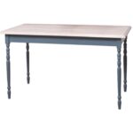 Landelijke klassieke rechthoekige eettafel met een smal blad met gedraaide poten. De eettafel kan op maat gemaakt worden. De kleur van het blad is licht wit eiken met blauwe poten onderstel. De tafel is geschikt voor horeca. verkrijgbaar bij Villa Laura