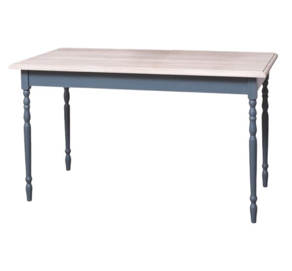 Landelijke klassieke rechthoekige eettafel met een smal blad met gedraaide poten. De eettafel kan op maat gemaakt worden. De kleur van het blad is licht wit eiken met blauwe poten onderstel. De tafel is geschikt voor horeca. verkrijgbaar bij Villa Laura