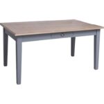 Moderne rechthoekige tafel die op maat gemaakt kan worden. De kleur van het onderstel is wit en de tafelblad kersen, walnoot warm eiken hout. Villa Laura
