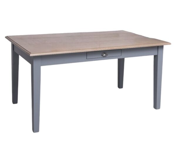 Moderne rechthoekige tafel die op maat gemaakt kan worden. De kleur van het onderstel is wit en de tafelblad kersen, walnoot warm eiken hout. Villa Laura