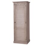 landelijke kledingkast met louvre shutter deuren. de kledingkast heeft planken en een roede. Gemaakt van massief hout eiken. de opbergkast is wit van kleur in natuurlijk warm hout. de afmeting is 76 cm breed of het kan op maat gemaakt worden. Villa Laura