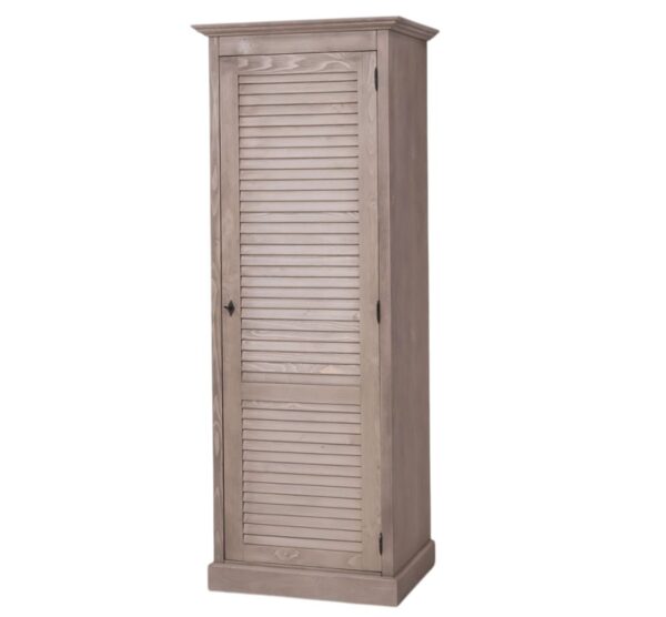 landelijke kledingkast met louvre shutter deuren. de kledingkast heeft planken en een roede. Gemaakt van massief hout eiken. de opbergkast is wit van kleur in natuurlijk warm hout. de afmeting is 76 cm breed of het kan op maat gemaakt worden. Villa Laura