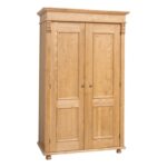 landelijk klassiek 2-deurs kledingkast/opbergkast. de kledingkast heeft een roede met daarboven een legplank. Gemaakt van massief hout eiken in de kleur naturel warm eiken. de kledingkast is 110 cm breed of het kan op maat gemaakt worden. Villa Laura
