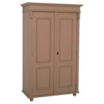 landelijk klassiek 2-deurs kledingkast/opbergkast. de kledingkast heeft een roede met daarboven een legplank. Gemaakt van massief hout eiken in de kleur mokka bruin, taupe. de kledingkast is 110 cm breed of het kan op maat gemaakt worden. Villa Laura