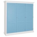 landelijke kledingkast met louvre shutter deuren. de kledingkast heeft een gedeelte hang en legplanken. Gemaakt van massief hout eiken. kleur wit en blauwe deuren. Het kan op maat gemaakt worden. Villa Laura