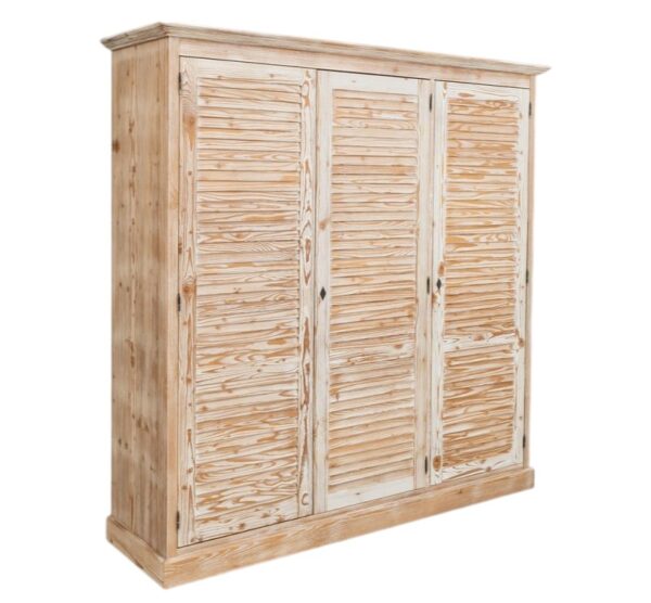 landelijke kledingkast met louvre shutter deuren. de kledingkast heeft een gedeelte hang en legplanken. Gemaakt van massief hout eiken met een rustieke afwerking. kleur whitewash, beachwood, ibizastijl. Het kan op maat gemaakt worden. Villa Laura