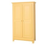 landelijk klassiek 2-deurs kledingkast/opbergkast op hoge pootjes. de indeling is een gedeelte hang en legplanken die verstelbaar zijn. Gemaakt van massief hout eiken in de kleur zand geel. de kledingkast is 121 lang of het kan op maat gemaakt worden. Villa Laura
