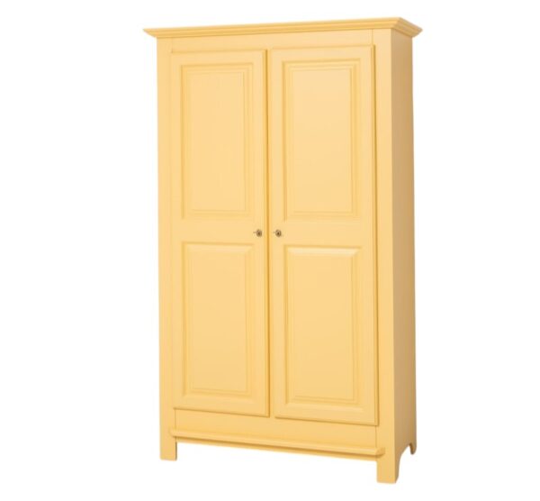 landelijk klassiek 2-deurs kledingkast/opbergkast op hoge pootjes. de indeling is een gedeelte hang en legplanken die verstelbaar zijn. Gemaakt van massief hout eiken in de kleur zand geel. de kledingkast is 121 lang of het kan op maat gemaakt worden. Villa Laura