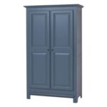 landelijk klassiek 2-deurs kledingkast/opbergkast op hoge pootjes. de indeling is een gedeelte hang en legplanken die verstelbaar zijn. Gemaakt van massief hout eiken in de kleur donker blauw. de kledingkast is 121 lang of het kan op maat gemaakt worden. Villa Laura