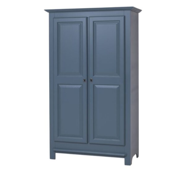 landelijk klassiek 2-deurs kledingkast/opbergkast op hoge pootjes. de indeling is een gedeelte hang en legplanken die verstelbaar zijn. Gemaakt van massief hout eiken in de kleur donker blauw. de kledingkast is 121 lang of het kan op maat gemaakt worden. Villa Laura