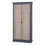 landelijke kledingkast/opbergkast met louvre shutter deuren en een espagnolet als sluiting. de kledingkast heeft een gedeelte hang en legplanken. Gemaakt van massief hout eiken in de kleur donker blauw en vergrijsd eiken. de afmeting is 109 cm breed of het kan op maat gemaakt worden. Villa Laura