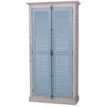 landelijke kledingkast/opbergkast met louvre shutter deuren en een espagnolet als sluiting. de kledingkast heeft een gedeelte hang en legplanken. Gemaakt van massief hout eiken. In de kleur blauw, grijs. de afmeting is 109 cm breed of het kan op maat gemaakt worden. Villa Laura