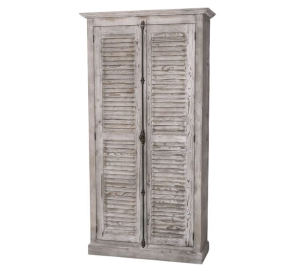 landelijke kledingkast/opbergkast met louvre shutter deuren en een espagnolet als sluiting. de kledingkast heeft een gedeelte hang en legplanken. Gemaakt van massief hout eiken in de kleur rustiek beachwood, ibiza stijl. de afmeting is 109 cm breed of het kan op maat gemaakt worden. Villa Laura