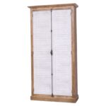 landelijke kledingkast/opbergkast met louvre shutter deuren en een espagnolet als sluiting. de kledingkast heeft een gedeelte hang en legplanken. Gemaakt van massief hout eiken. In de kleur wit met warm eiken hout. de afmeting is 109 cm breed of het kan op maat gemaakt worden. Villa Laura
