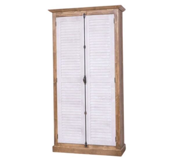 landelijke kledingkast/opbergkast met louvre shutter deuren en een espagnolet als sluiting. de kledingkast heeft een gedeelte hang en legplanken. Gemaakt van massief hout eiken. In de kleur wit met warm eiken hout. de afmeting is 109 cm breed of het kan op maat gemaakt worden. Villa Laura