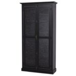 landelijke kledingkast/opbergkast met louvre shutter deuren en een espagnolet als sluiting. de kledingkast heeft een gedeelte hang en legplanken. Gemaakt van massief hout eiken. In de kleur zwart. de afmeting is 109 cm breed of het kan op maat gemaakt worden. Villa Laura