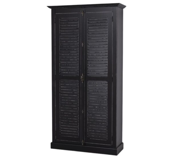 landelijke kledingkast/opbergkast met louvre shutter deuren en een espagnolet als sluiting. de kledingkast heeft een gedeelte hang en legplanken. Gemaakt van massief hout eiken. In de kleur zwart. de afmeting is 109 cm breed of het kan op maat gemaakt worden. Villa Laura