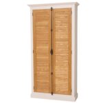landelijke kledingkast/opbergkast met louvre shutter deuren en een espagnolet als sluiting. de kledingkast heeft een gedeelte hang en legplanken. Gemaakt van massief hout eiken. de deuren zijn geolied warm eiken en de buitenkant wit van kleur. de afmeting is 109 cm breed of het kan op maat gemaakt worden. Villa Laura