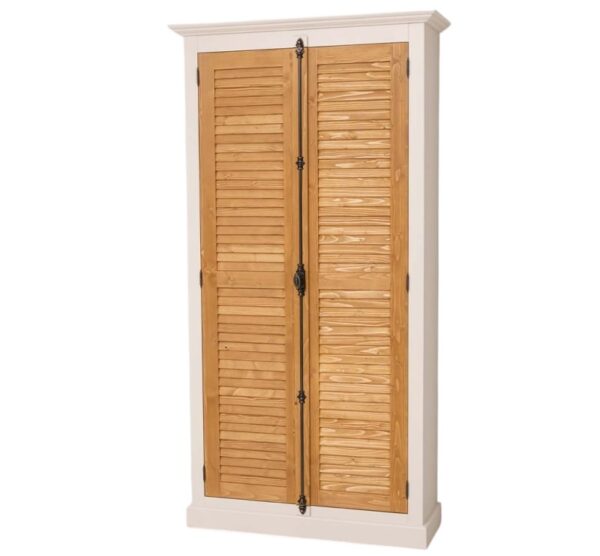 landelijke kledingkast/opbergkast met louvre shutter deuren en een espagnolet als sluiting. de kledingkast heeft een gedeelte hang en legplanken. Gemaakt van massief hout eiken. de deuren zijn geolied warm eiken en de buitenkant wit van kleur. de afmeting is 109 cm breed of het kan op maat gemaakt worden. Villa Laura