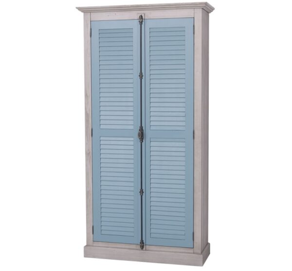 landelijke kledingkast/opbergkast met louvre shutter deuren en een espagnolet als sluiting. de kledingkast heeft een gedeelte hang en legplanken. Gemaakt van massief hout eiken. In de kleur blauw, grijs. de afmeting is 109 cm breed of het kan op maat gemaakt worden. Villa Laura