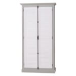 landelijke kledingkast/opbergkast met louvre shutter deuren en een espagnolet als sluiting. de kledingkast heeft een gedeelte hang en legplanken. Gemaakt van massief hout eiken in de kleur wit en grijs. de afmeting is 109 cm breed of het kan op maat gemaakt worden. Villa Laura