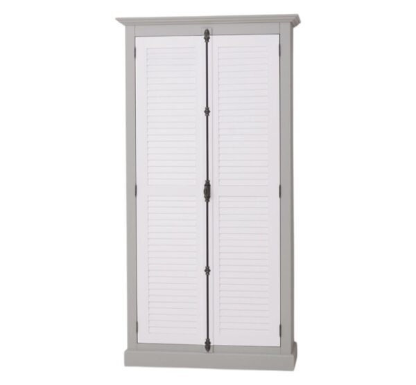 landelijke kledingkast/opbergkast met louvre shutter deuren en een espagnolet als sluiting. de kledingkast heeft een gedeelte hang en legplanken. Gemaakt van massief hout eiken in de kleur wit en grijs. de afmeting is 109 cm breed of het kan op maat gemaakt worden. Villa Laura