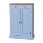 Landelijke schoenenkast met één grote lade en twee deurtjes. Gemaakt van massief hout eiken in de kleur licht blauw en naturel eiken blad. De kast kan op verschillende manieren geverfd worden in verschillende kleuren en kan op maat gemaakt worden. Villa Laura